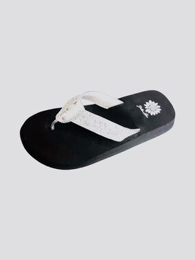 YELLOW BOX KIDS FLIP FLOPS DESTILLY2 SILVER MEDIUM WIDTH NEW IN BOX